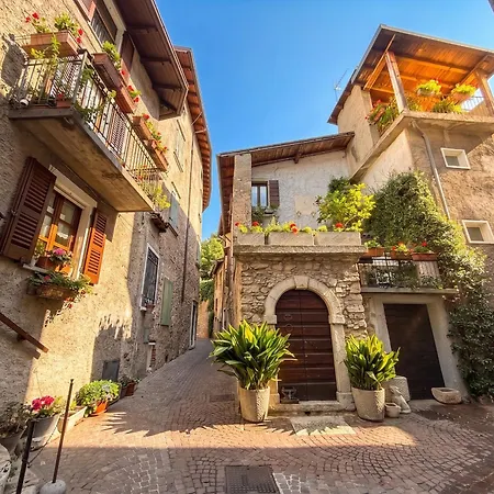 Casa La Pief 2 Rosso By Gardadomusmea